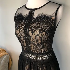 Sleeveless detailed lace party dress